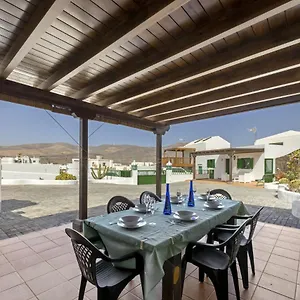 https://villa-laura-35544.in-canary-islands.com